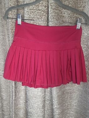 Women's Goldhinge Pleated Mini Skirt in Berry Red